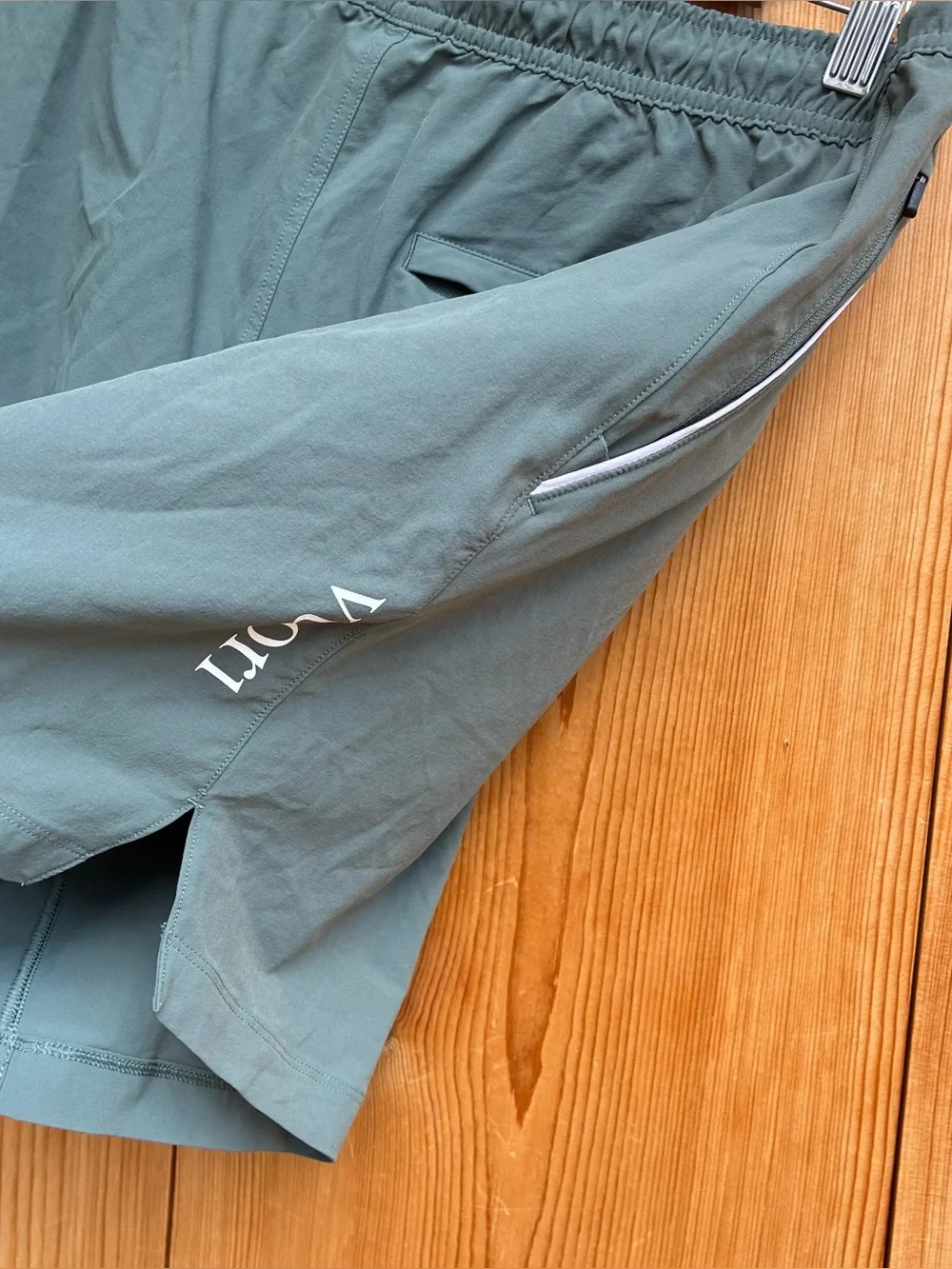 Vuori Men’s Crosscourt Unlined Green Gray Shorts Sz XL